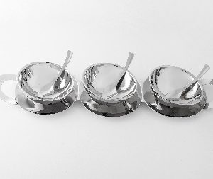 UN SET COMPOSE D' UN PLATEAU 3 COMPARTIMENT ET DE 3 COUPELLES EVASEES INCLINEES AVEC 3 CUILLERES EN INOX