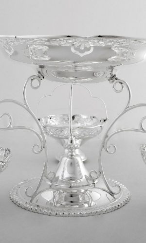 GRANDE COUPE SUR PIED AVEC 3 COUPELLES SUSPENDUES EN METAL ARGENTE